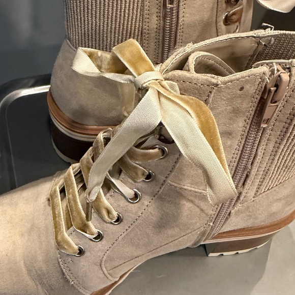 Crown Vintage Beige Lace-Up Ankle Boots - Women’s Size 7.5 - Picture 5 of 6